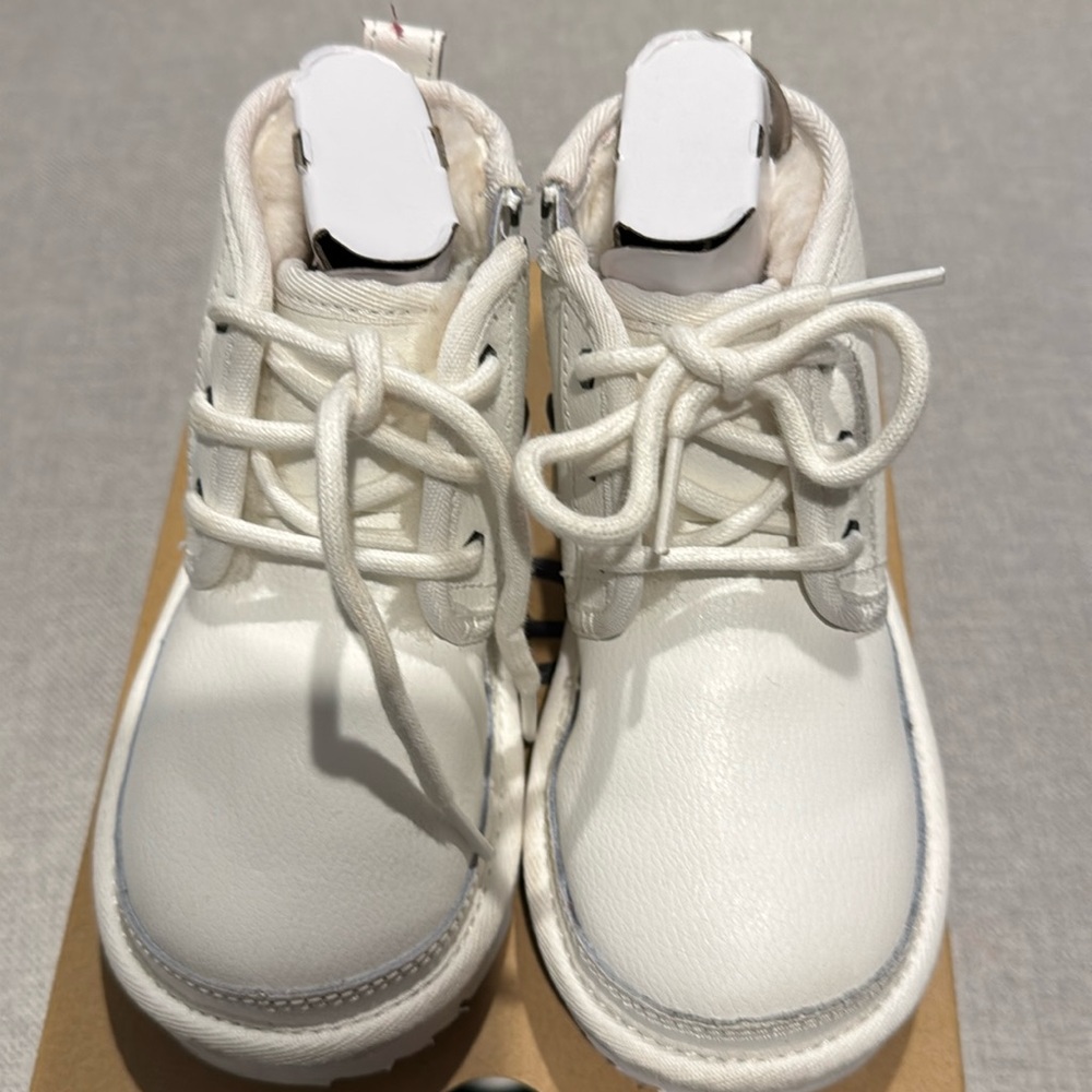 Ugg T Neumel II size toddler 9 boot white used.